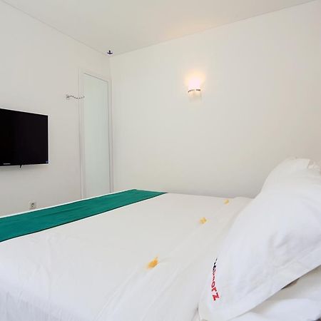 Отель Reddoorz Near Pantai Jerman Кута Экстерьер фото