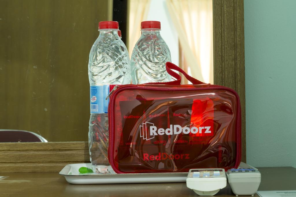 Отель Reddoorz Near Pantai Jerman Кута Экстерьер фото