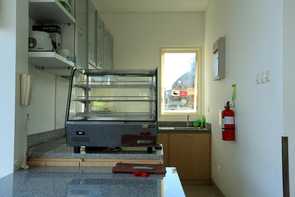 Отель Reddoorz Near Pantai Jerman Кута Экстерьер фото