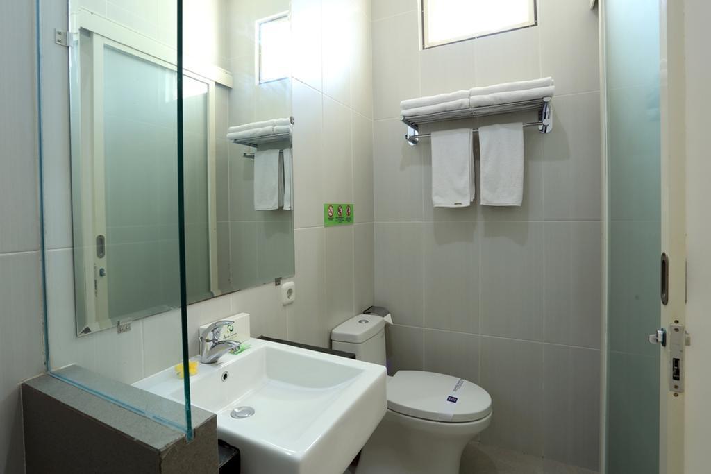 Отель Reddoorz Near Pantai Jerman Кута Экстерьер фото