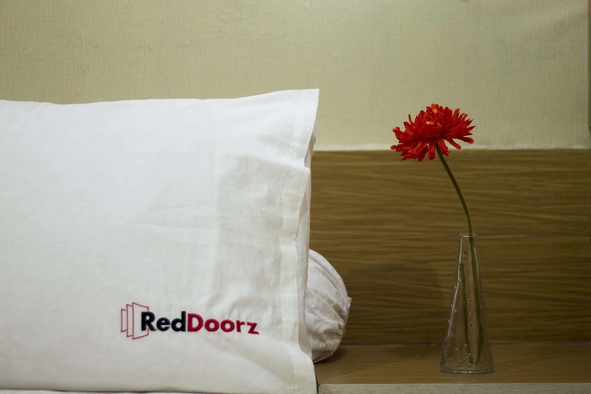 Отель Reddoorz Near Pantai Jerman Кута Экстерьер фото